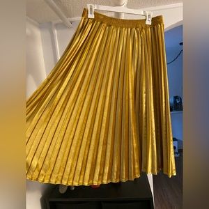 NWOT Never worn gold velvet skirt 👑